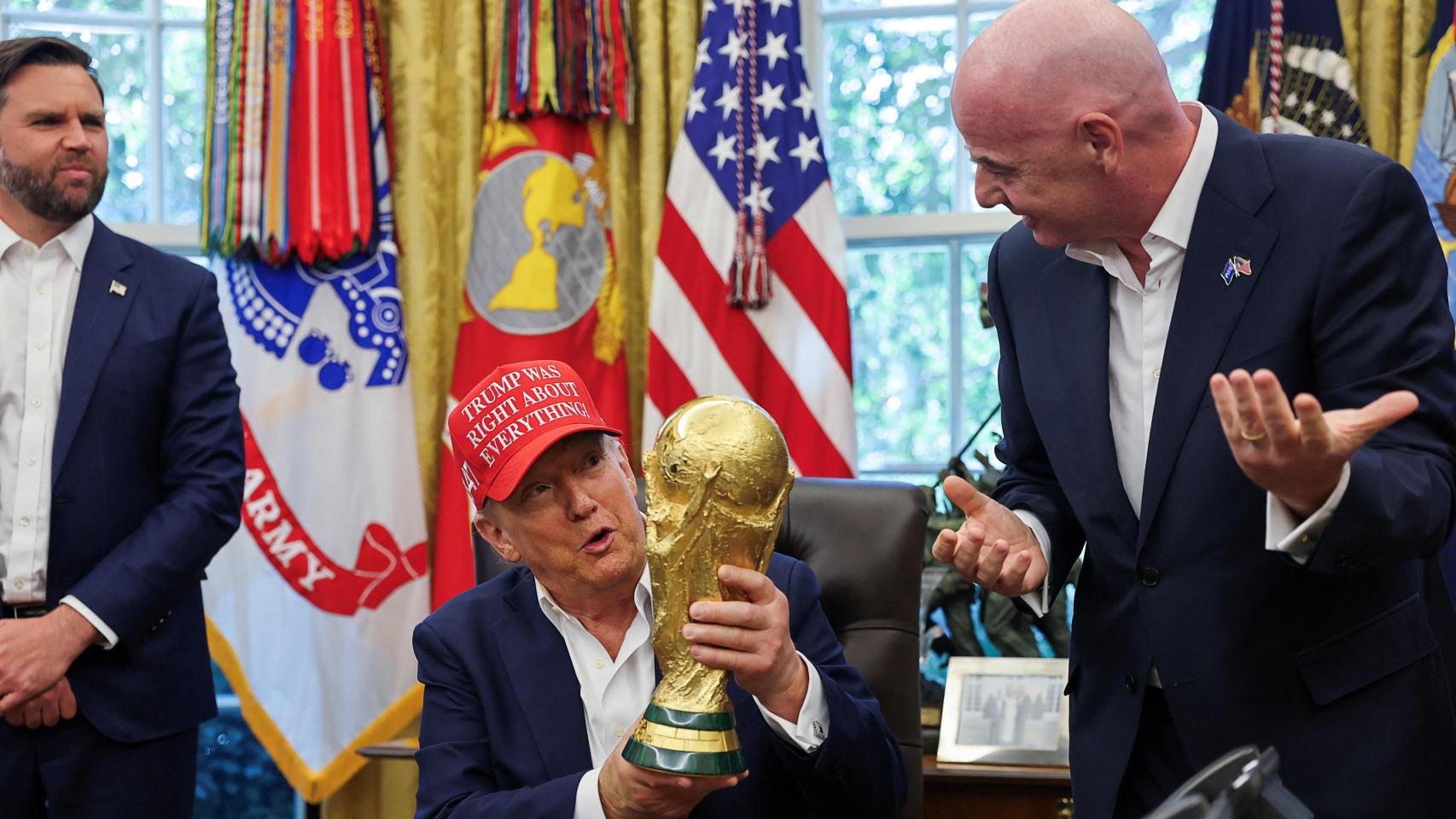 Trump coge el trofeo del Mundial junto a Gianni Infantino, presidente de la FIFA.
