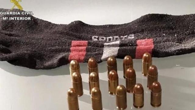 Los quince cartuchos hallados dentro de un calcetín en la vivienda de José Antonio.