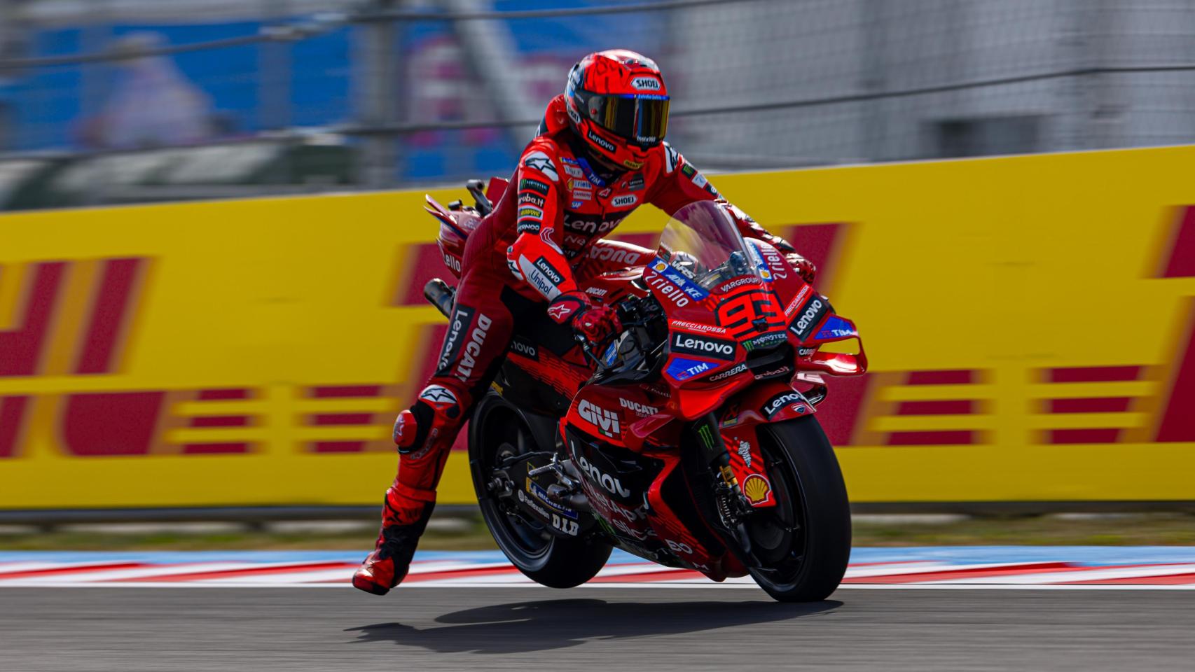 Marc Márquez despega del asfalto la rueda trasera de su Ducati Desmosedici GP25 en una frenada, en el Balaton Park.
