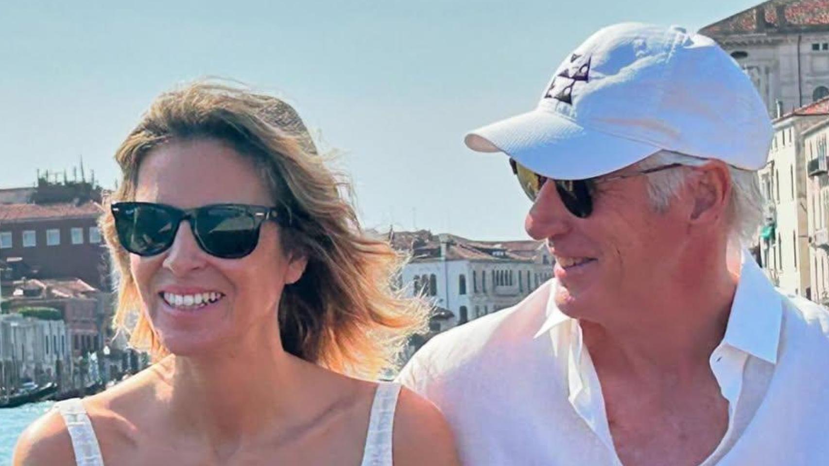 Alejandra Silva, con uno de sus hijos, durante sus vacaciones de verano.