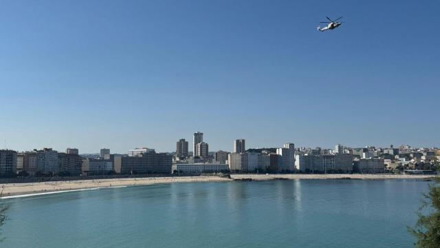 Helicóptero de Salvamento Marítimo sobrevolando la bahía de A Coruña en busca de un joven desaparecido