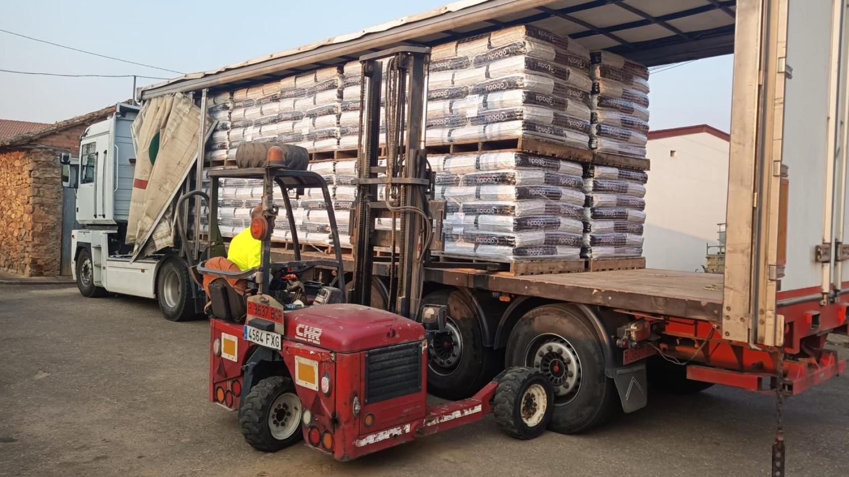 Descarga de alimentación para ganaderías afectadas por los incendios