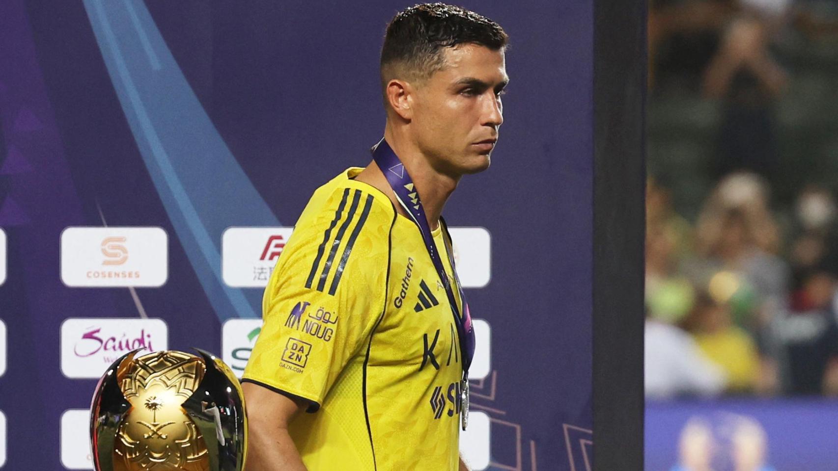 Cristiano Ronaldo recibe la medalla de subcampeón de la Supercopa de Arabia Saudí.