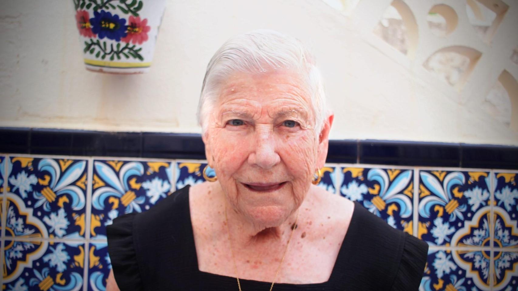 Dolores Aniorte, en el patio de su casa en Torrevieja.