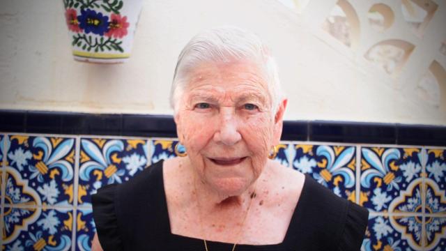 Dolores Aniorte, en el patio de su casa en Torrevieja.