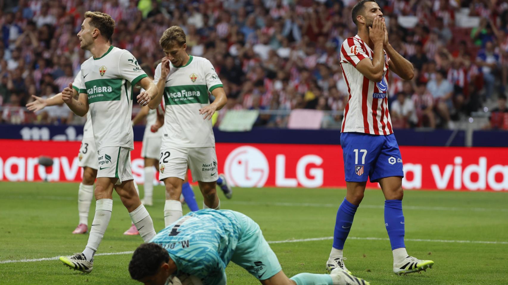Matías Dituro bloca el balón en la ocasión de Hancko.