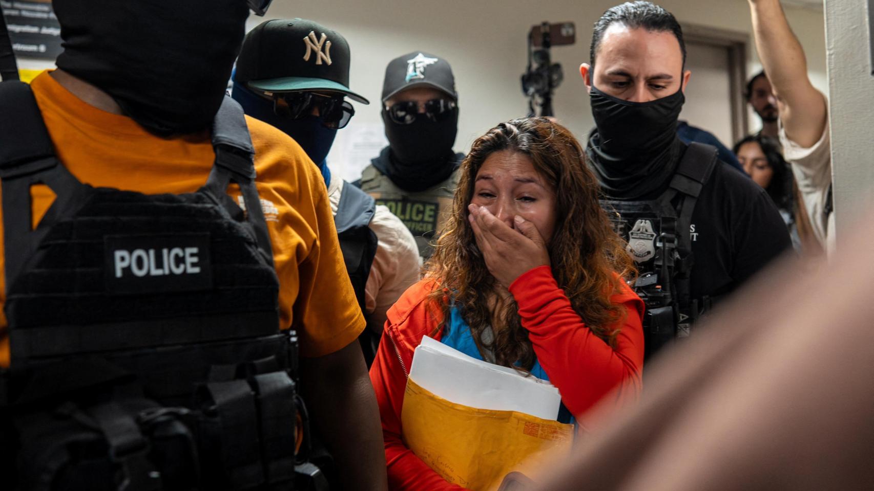 Varios agentes detienen a una inmigrante en Nueva York a principios de agosto.