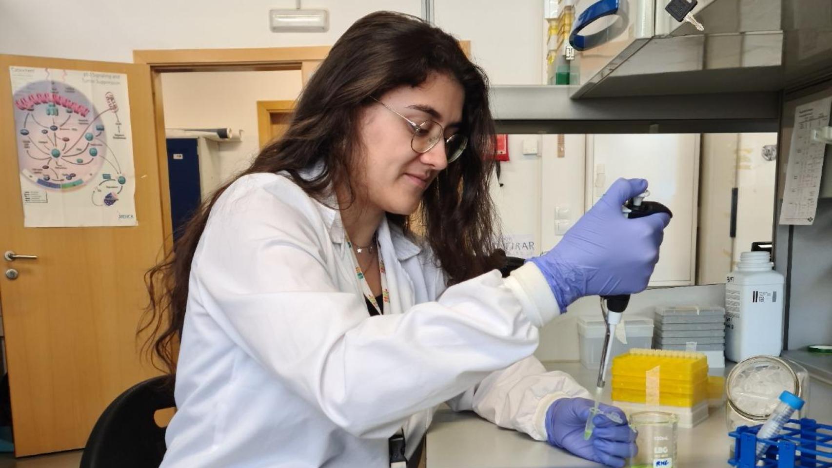 Irene Ginés en el laboratorio