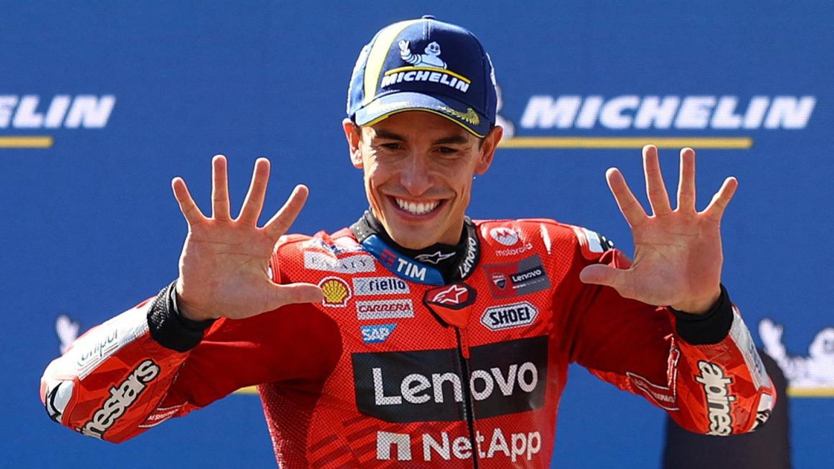 Marc Márquez marca con sus dedos las 10 victorias logradas esta temporada, en el Balaton Park de Hungría.