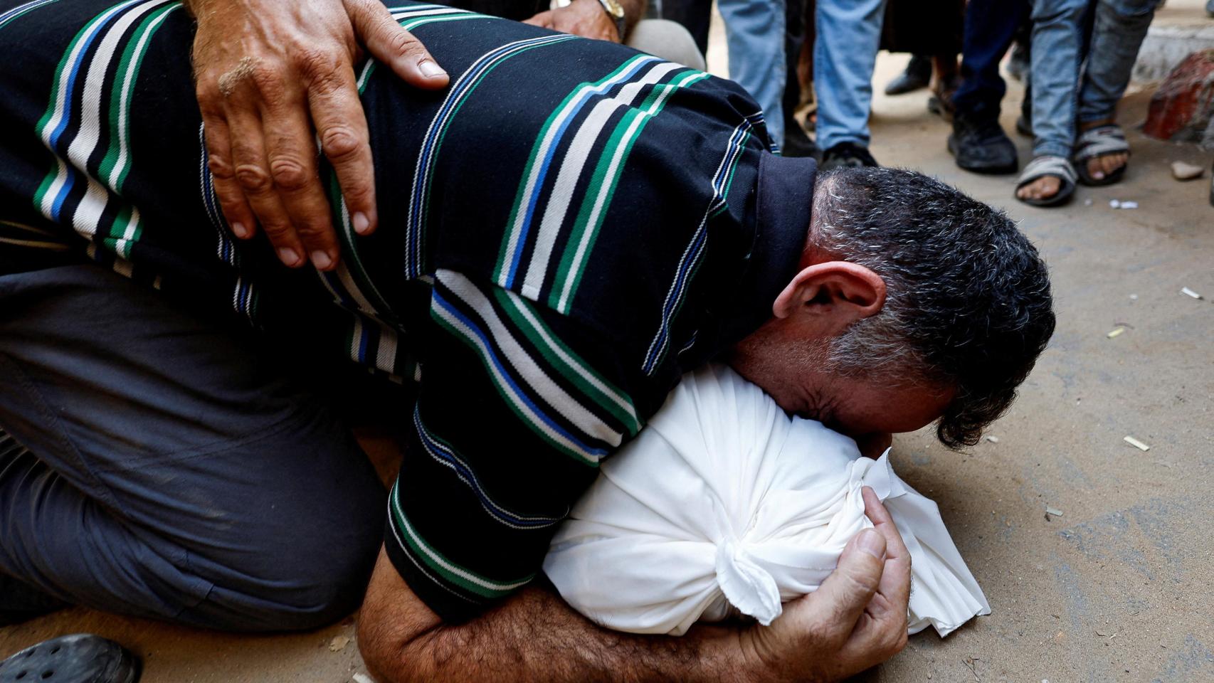 Un palestino llora la muerte de su hijo durante este domingo.