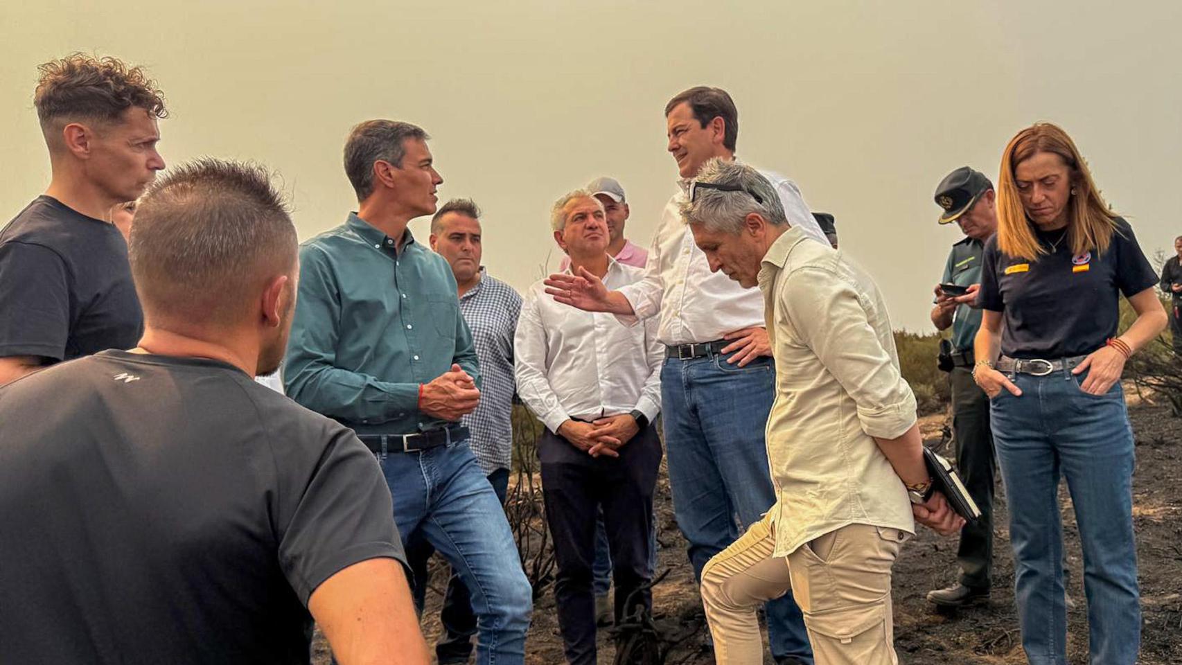 El presidente del Gobierno, Pedro Sánchez, visita las zonas afectadas por los incendios en Villablino (León). Le acompañan, el presidente de la Junta, Alfonso Fernández Mañueco; el ministro del Interior, Fernando Grande-Marlaska; y el delegado del Gobierno en Castilla y León, Nicanor Sen; entre otros