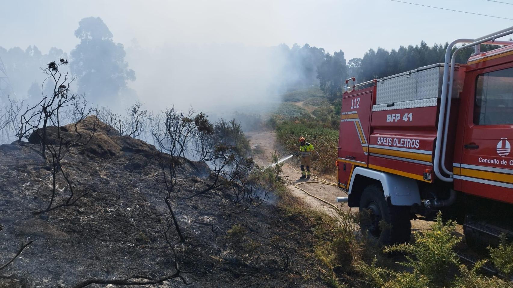 Bomberos del SEM Oleiros apagando el fuego de un incendio en Pastoriza el pasado viernes