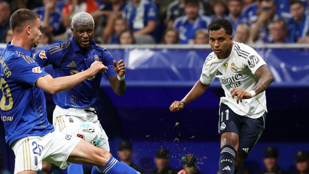 Rodrygo dispara a puerta en el partido ante el Oviedo.