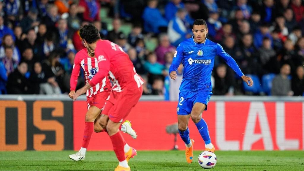 Mason Greenwood conduce el balón en un partido ante el Atlético de Madrid.