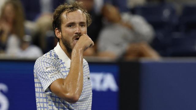 Daniil Medvedev haciendo un gesto obsceno en el US Open