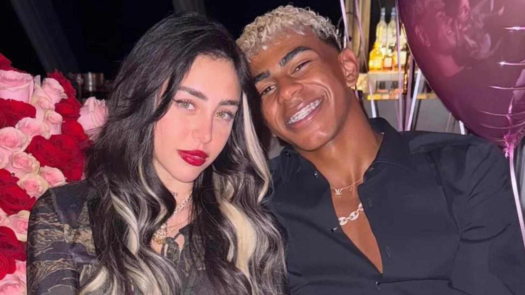 Lamine Yamal y Nicki Nicole, posando juntos por el cumpleaños de ella.