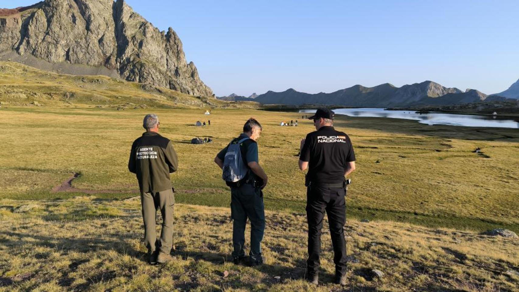 Agentes para la Protección de la Naturaleza colaboran con la Guardia Civil y la Policía Nacional para controlar acampadas ilegales en el entorno del ibón de Anayet.
