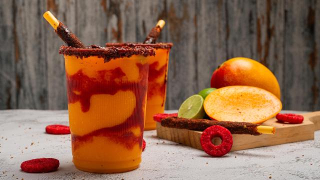 Mangonada, batido típico mexicano de mango con salsa chamoy y jugo de lima.