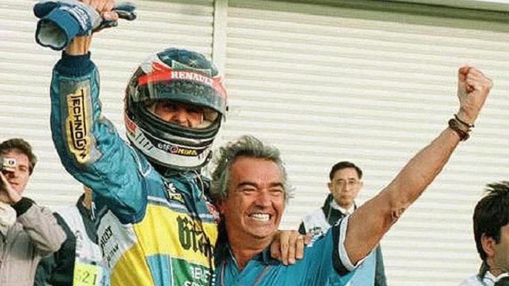 Michael Schumacher celebra una victoria junto a Flavio Briatore