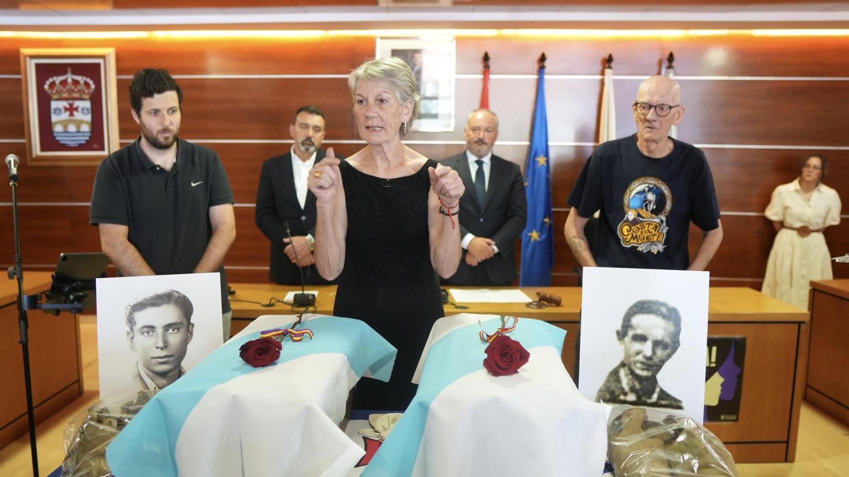 Familiares de José Galán Núñez y Manuel Ramiro Souto recogen los restos mortales de los dos miembros de la guerrilla antifranquista asesinados en 1952