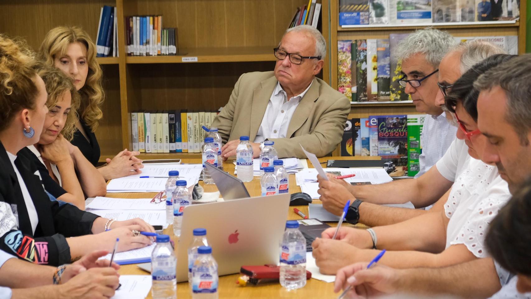 Imagen de la reunión del patronato de la Fundación Las Médulas, presidida por Gonzalo Santonja