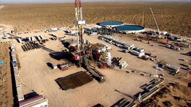 Explotación de un yacimiento de petroleo esquisto.