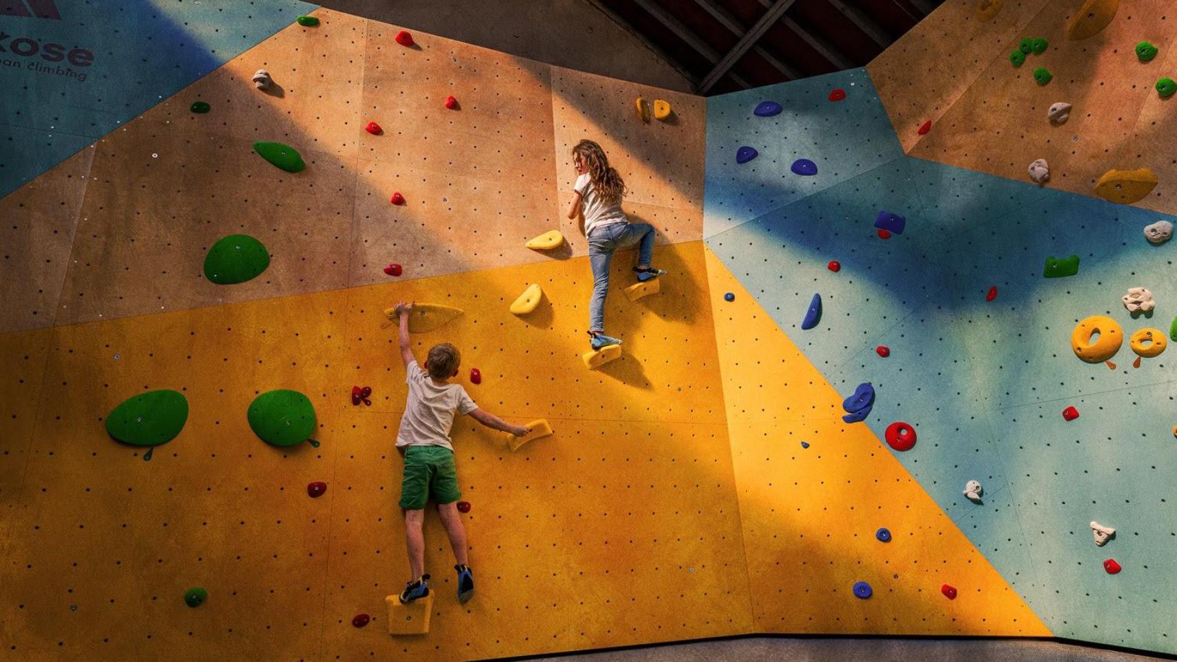 Niños en el rocódromo