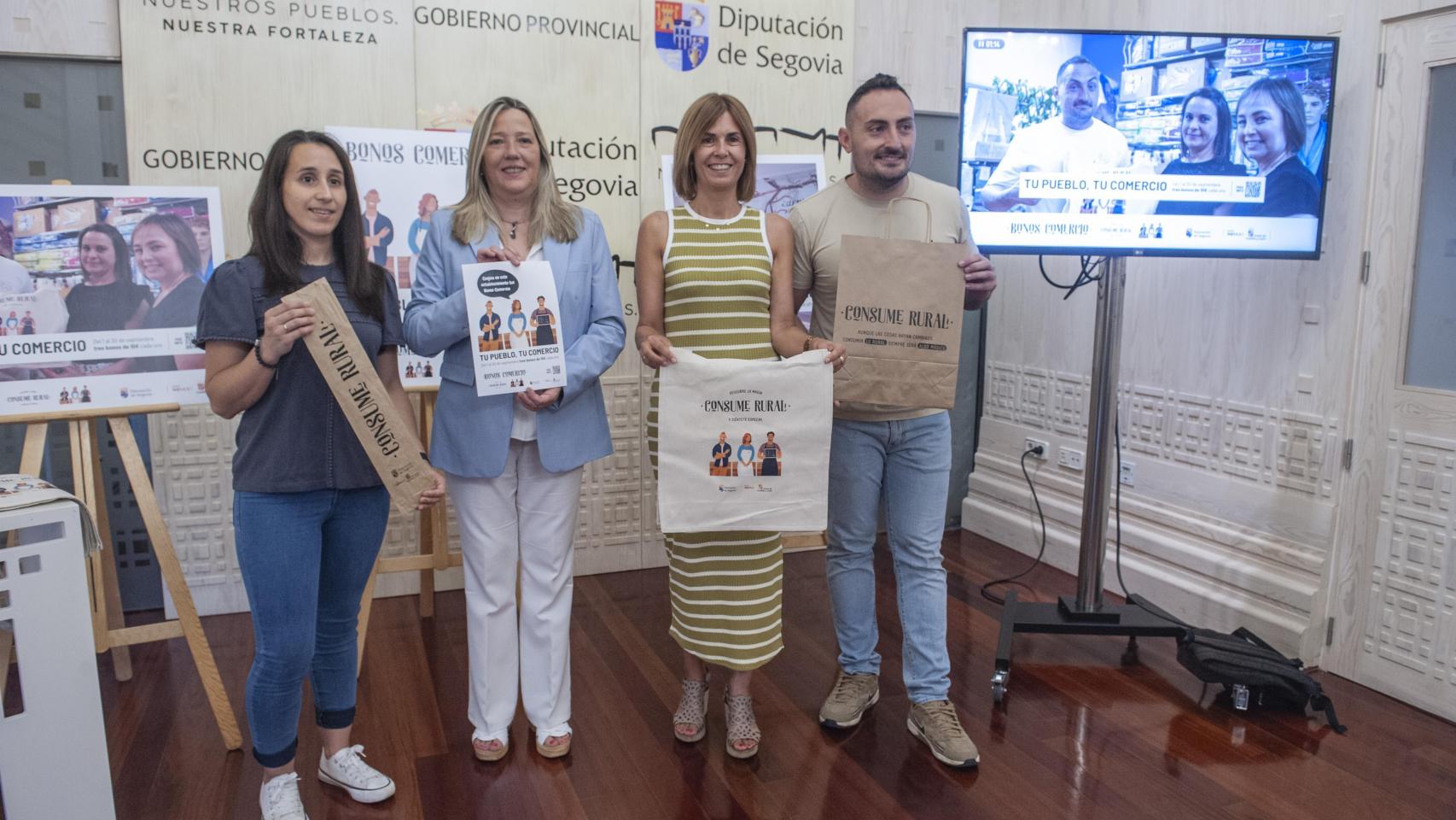 Foto de familia de la presentación de los bonos al comercio rural de la Diputación de Segovia