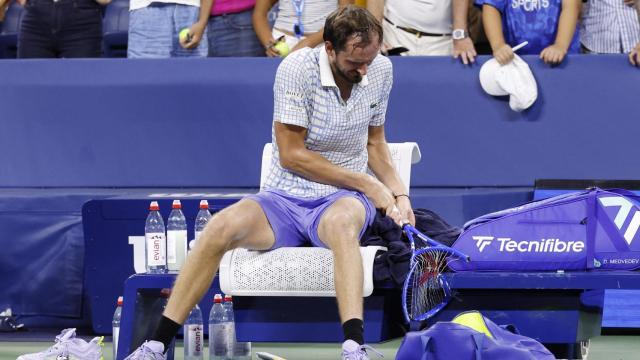 Medvedev rompe su raqueta en el banquillo del US Open