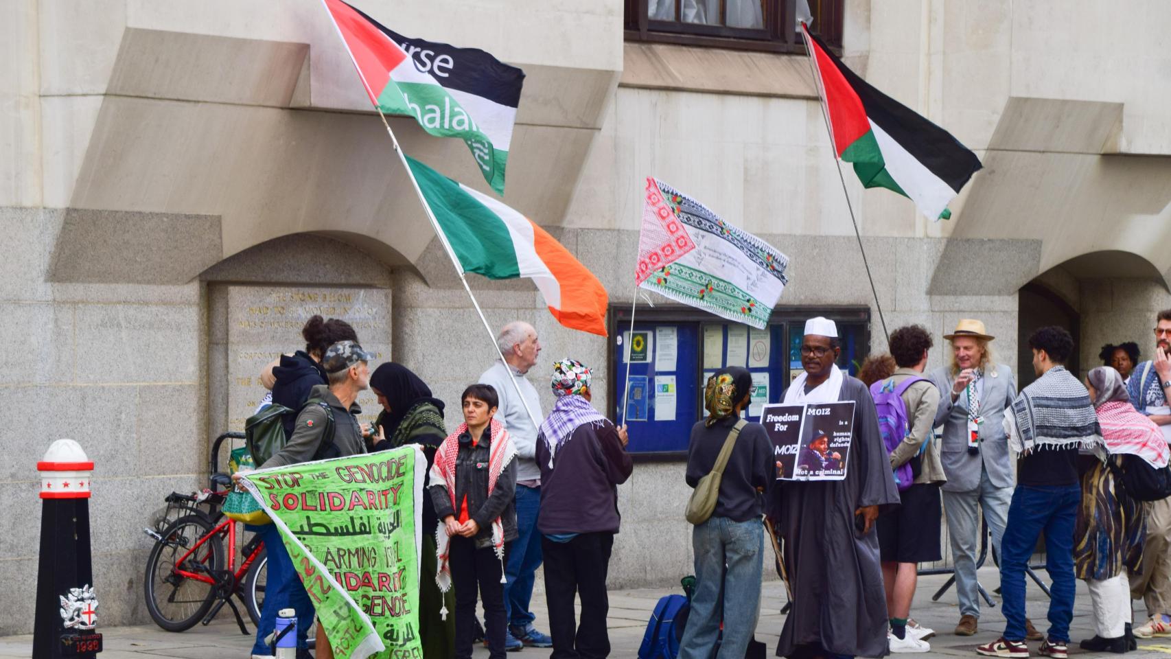 Activistas de Acción Palestina se manifiestan en Londres contra la intervención en Gaza del gobierno de Netanyahu.