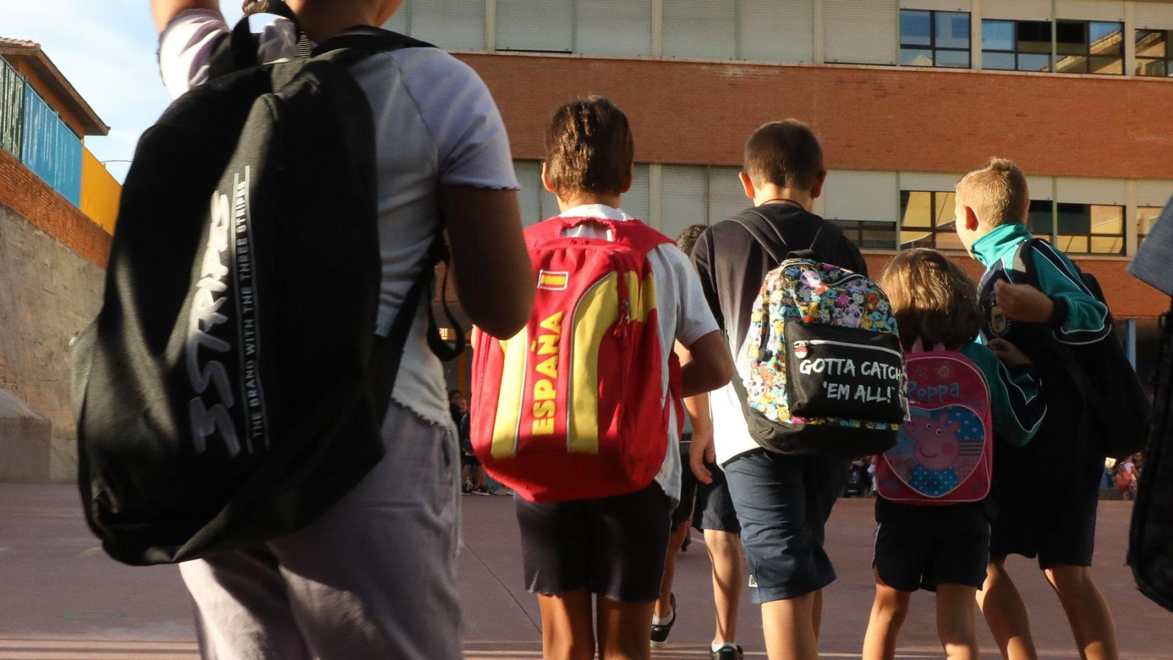 Imagen de un grupo de alumnos entrando a un colegio.