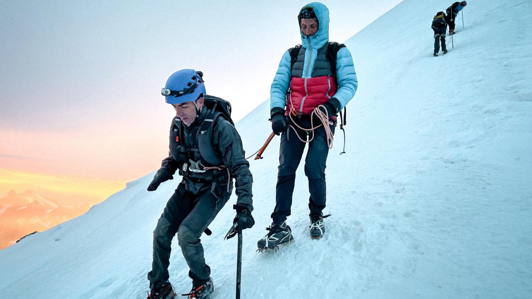 Pol Makuri junto a su guía Jordi Tosas en el Mont Blanc.