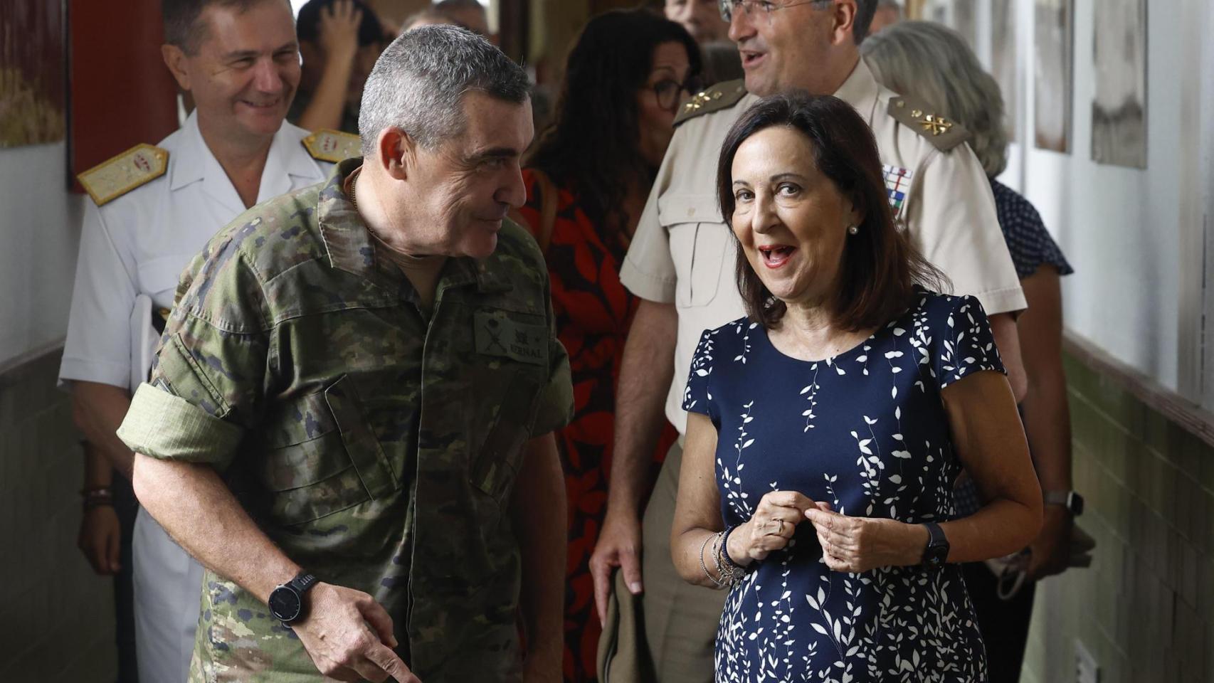 La ministra de Defensa, Margarita Robles, conversa con el general Antonio Bernal, durante una visita este lunes a la base militar ‘El Goloso’ en Alcobendas (Madrid).