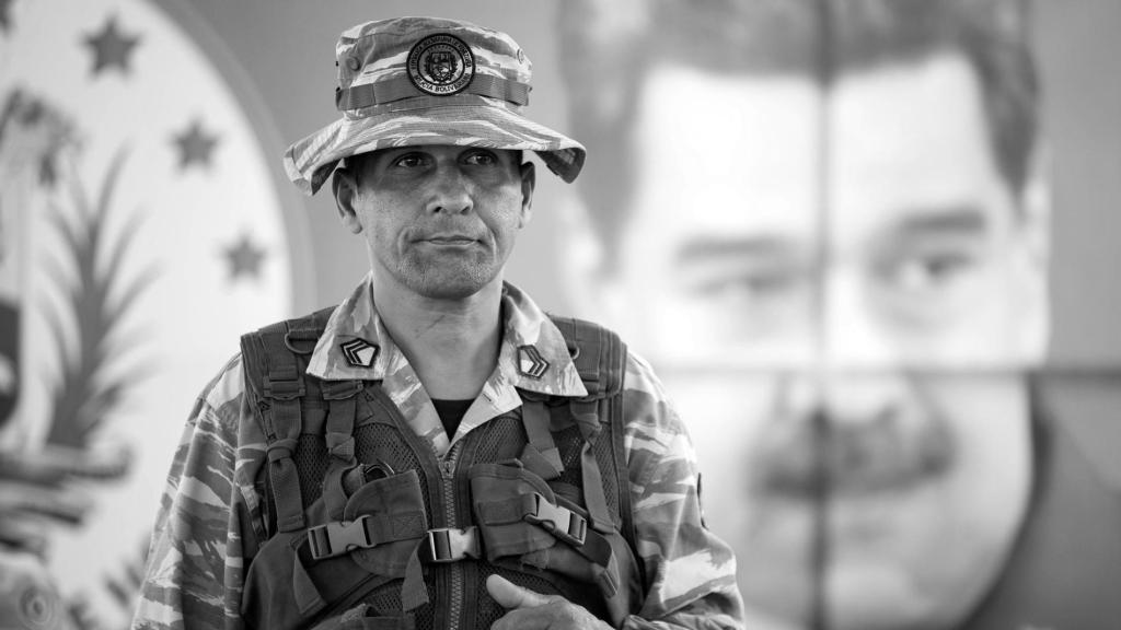 Un funcionario de la Milicia Bolivariana de Venezuela vigila durante una jornada de alistamiento este sábado, en Caracas.