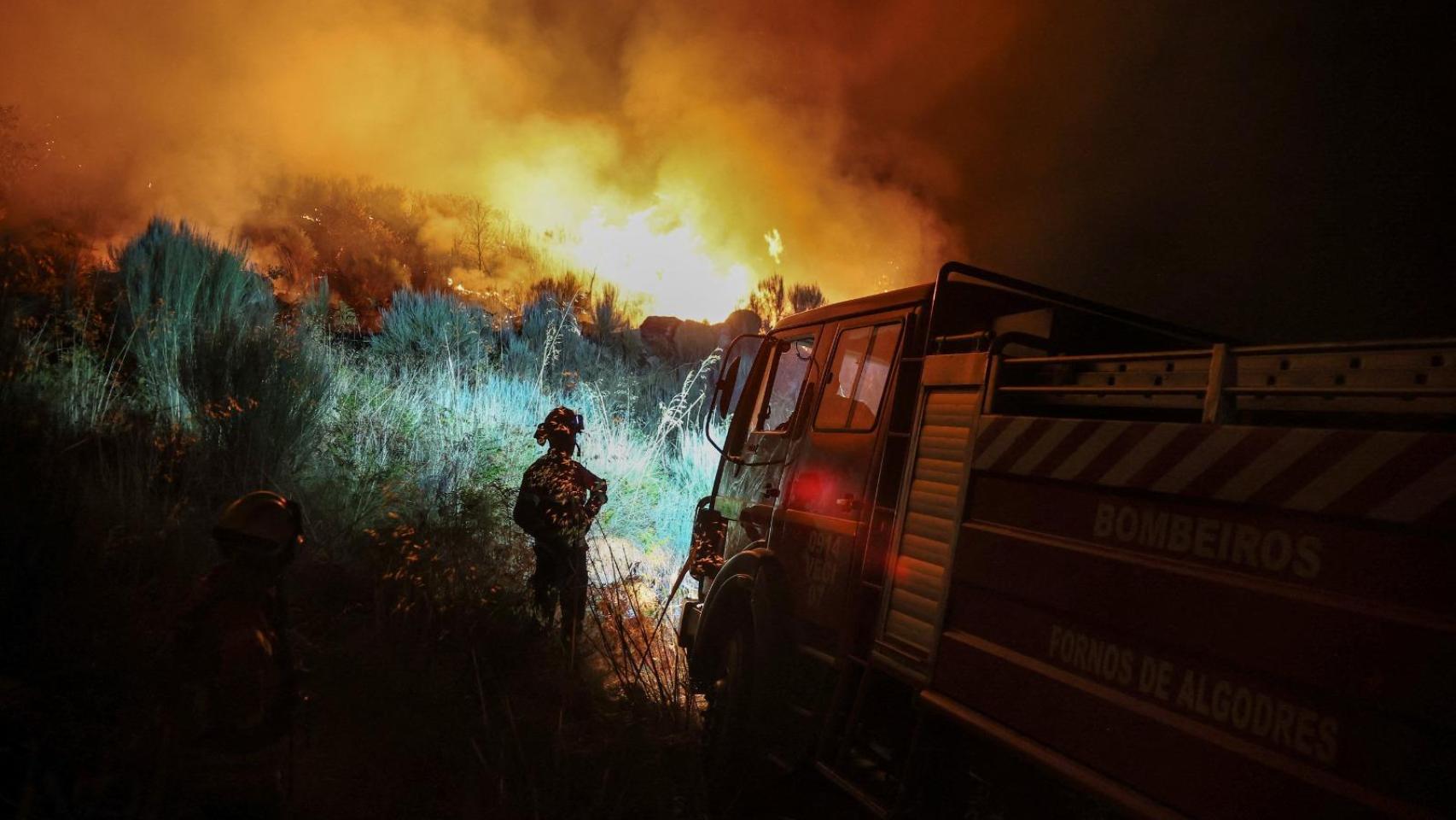Los bomberos combaten uno de los incendios de agosto en la península ibérica.