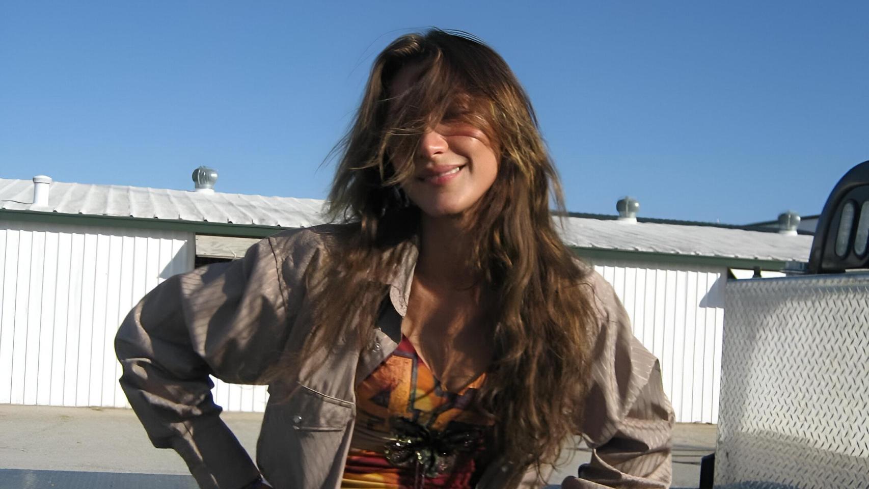 La modelo Bella Hadid en una imagen de su cuenta de Instagram luciendo una melena castaña con reflejos sutiles.