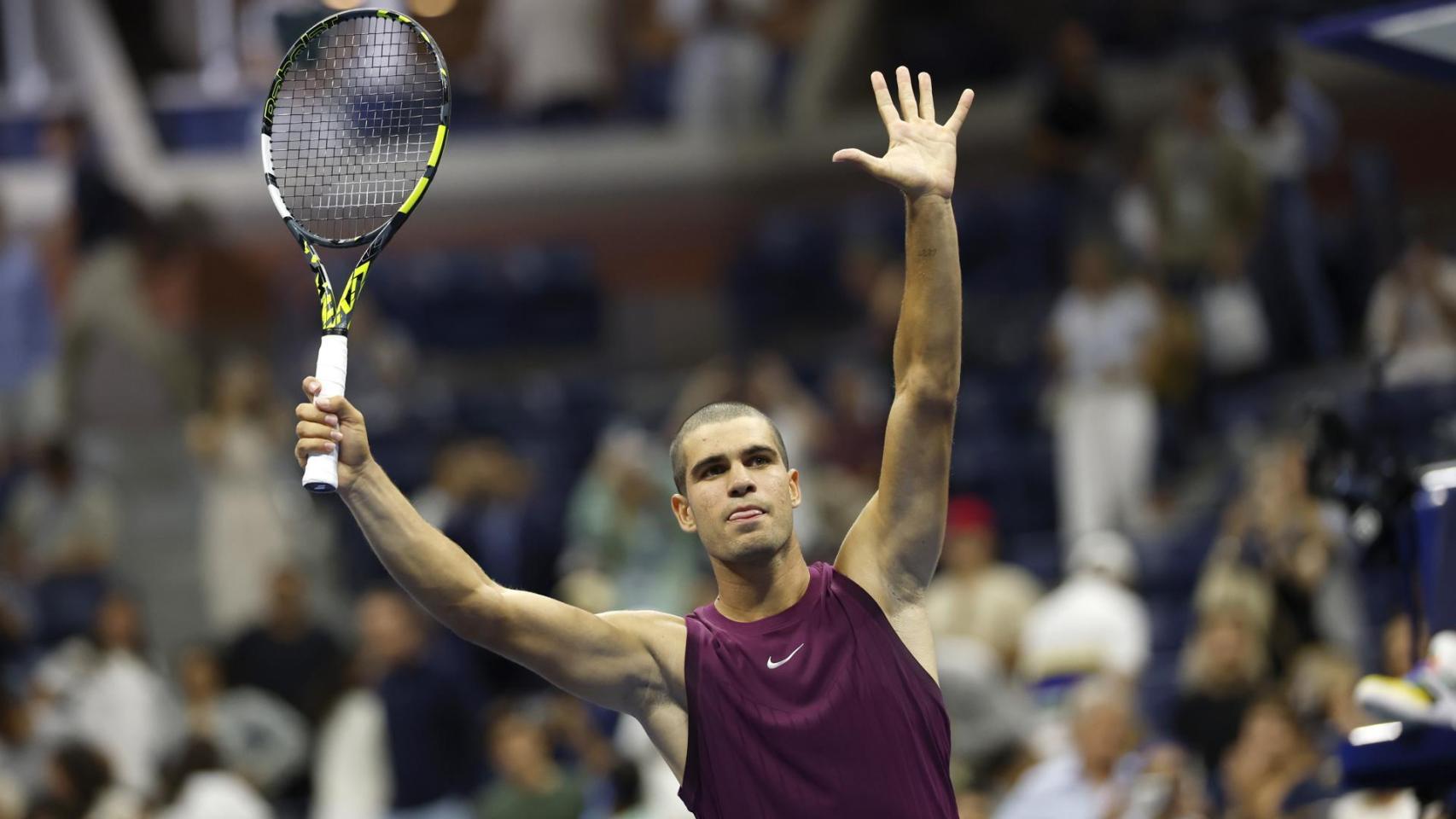 Carlos Alcaraz durante su partido contra Opelka.