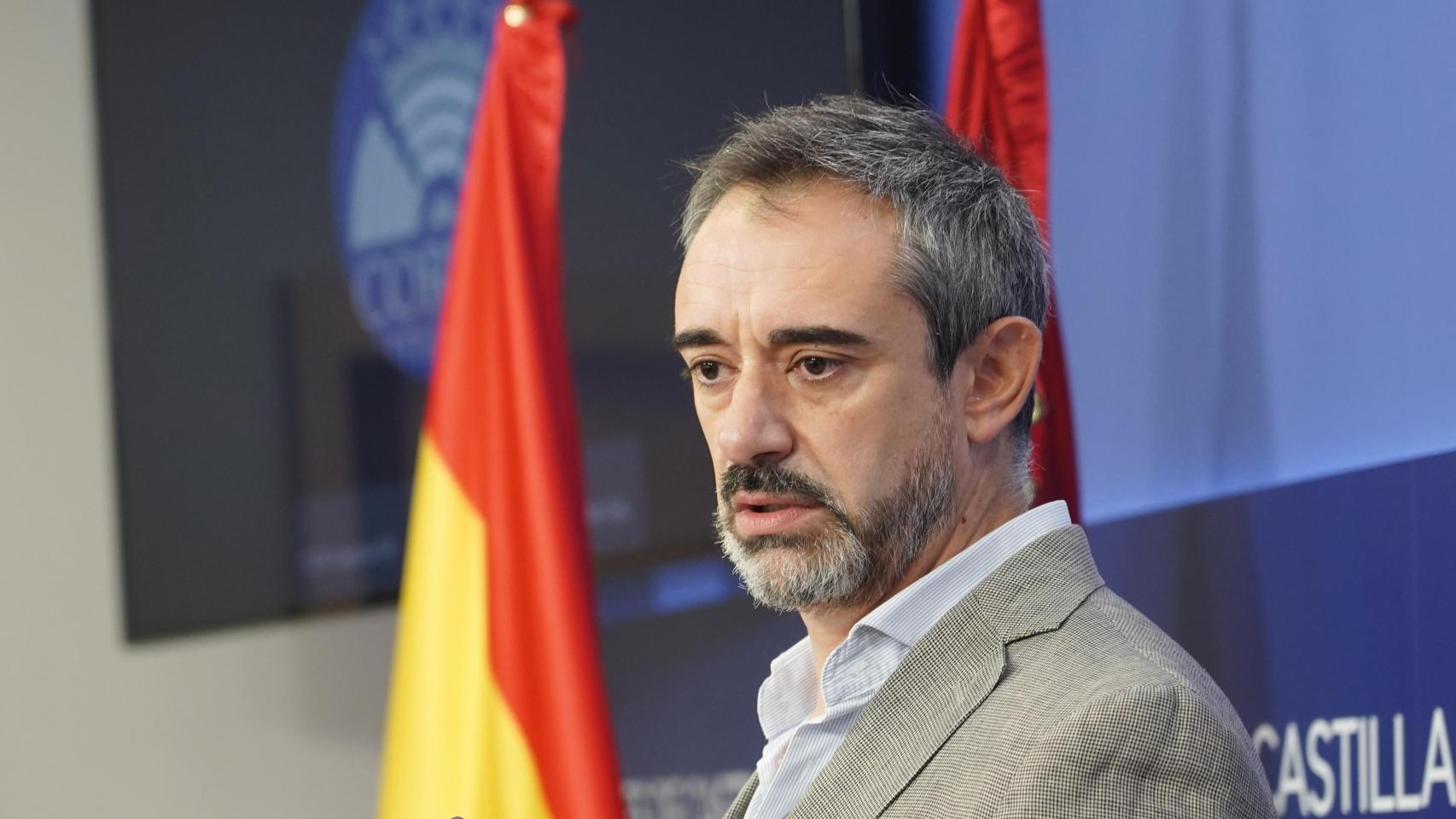 El portavoz de Vox, David Hierro, durante una rueda de prensa en las Cortes de Castilla y León