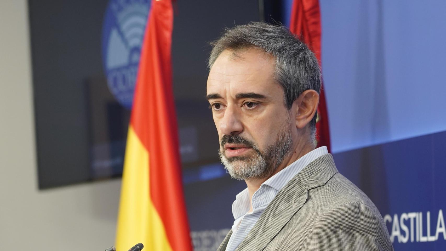 El portavoz de Vox, David Hierro, durante su rueda de prensa de este martes en las Cortes de Castilla y León