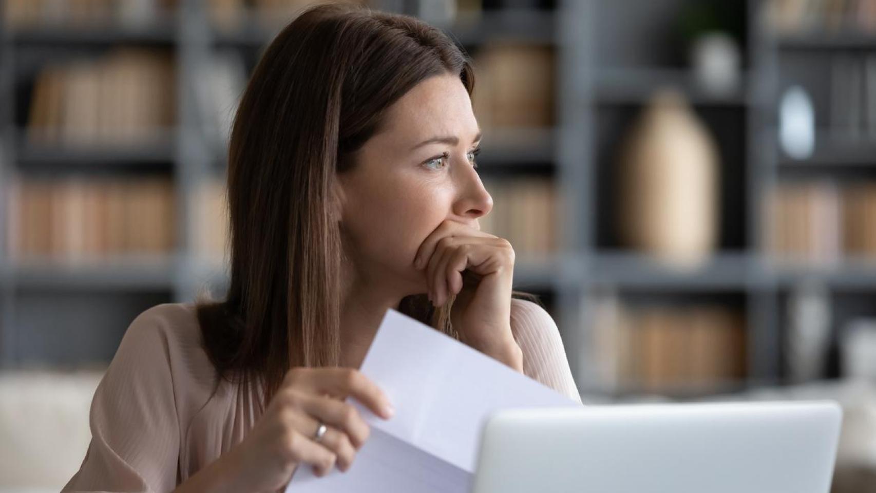 Joven preocupada por problemas financieros.