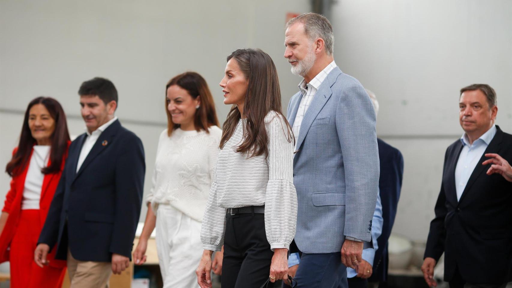 Los Reyes Felipe VI y Letizia, durante una visita al concello de Burela el pasado 17 de junio.