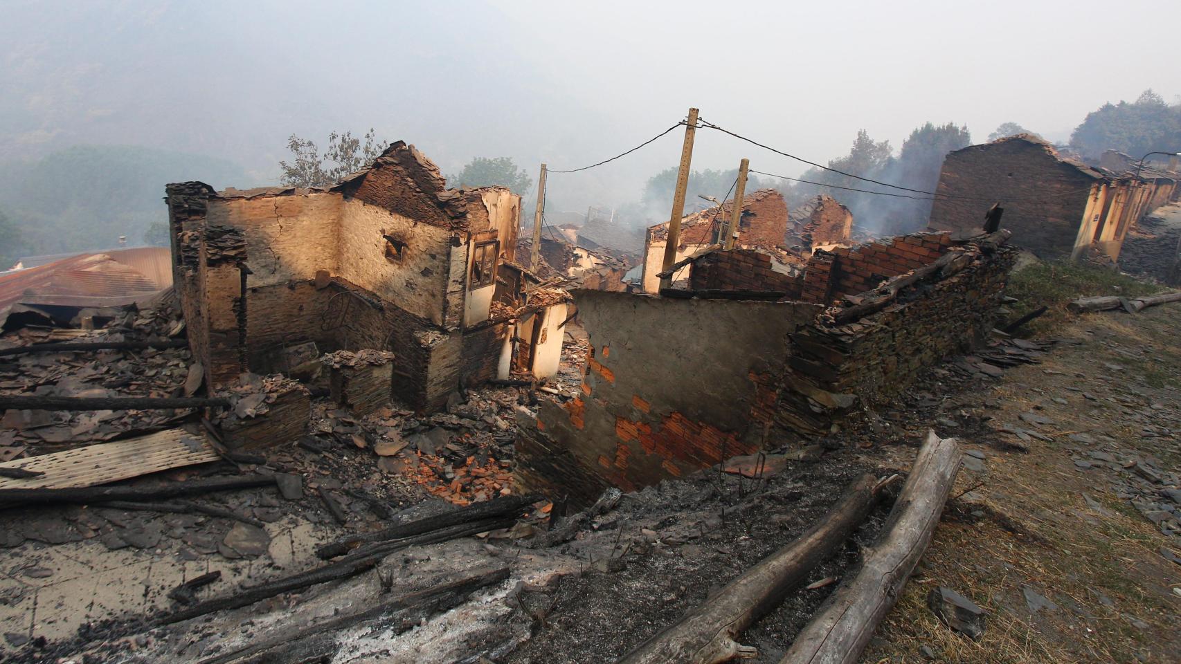 El pueblo de Lusio (León), arrasado por el fuego