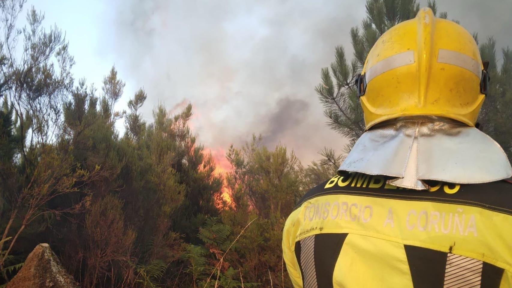 El Consorcio de Bomberos de A Coruña envía más efectivos a los incendios de Quiroga, en Lugo