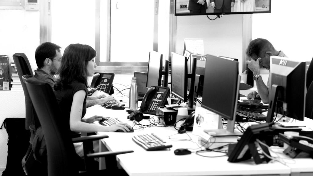 Viarias personas en una oficina