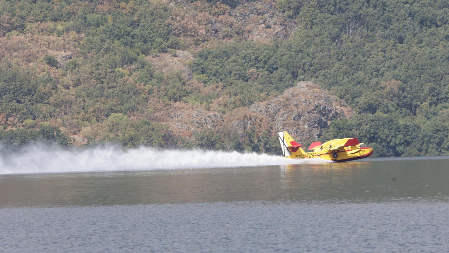 El operativo de extinción de incendios trabajando en el fuego del Lago de Sanabria, en Zamora, el pasado 24 de agosto
