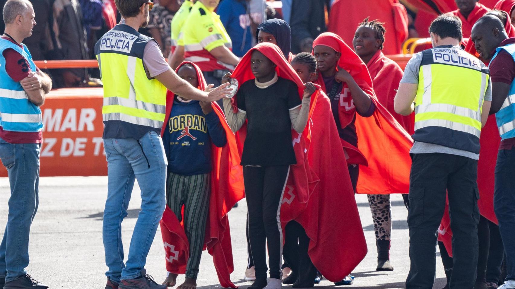 Los servicios sanitarios atienden a migrantes. Foto: Europa Press.