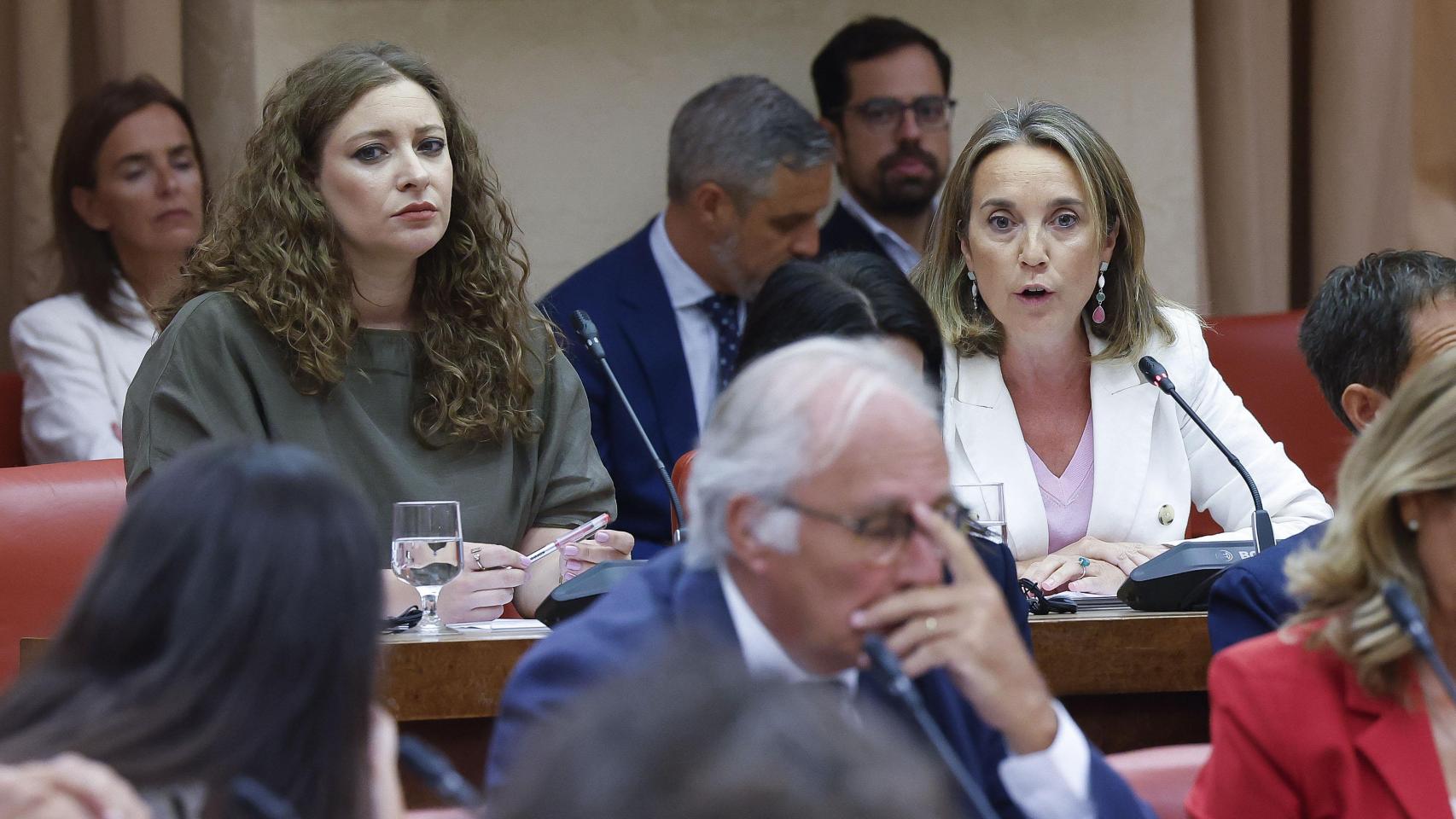 La diputadas del PP Ester Muñoz (i) y Cuca Gamarra (d) en la reunión de la Diputación Permanente del Congreso este martes.