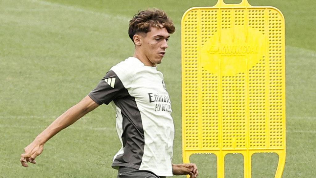 Thiago Pitarch, training with the first Real Madrid team