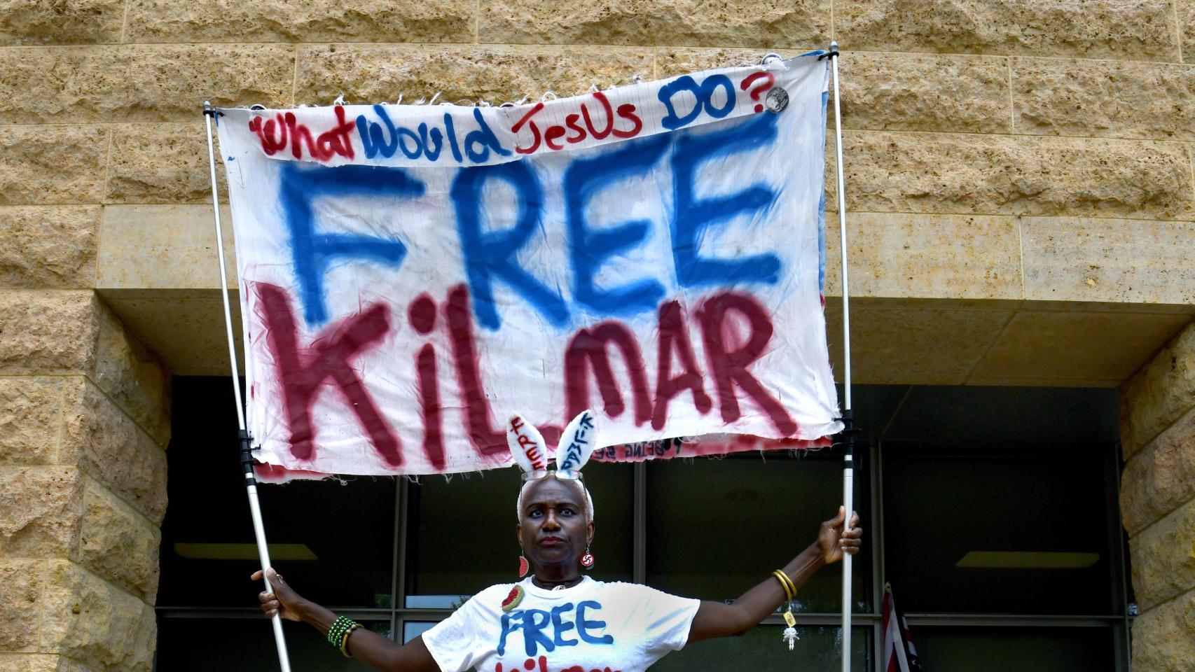 Greenbelt, Maryland, EE. UU.: Nadine Seiler y otros manifestantes asisten a una audiencia en el Tribunal de Distrito de EE. UU. para el Distrito de Maryland en Greenbelt, Maryland, el 16 de mayo de 2025, para Kilmar Ábrego García, quien fue deportado a una prisión de mala reputación en El Salvador debido a un error administrativo de Trump.