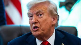 Alerta: el gobierno de Trump advierte a 40 estados que podrían perder financiación federal si no siguen esta regla